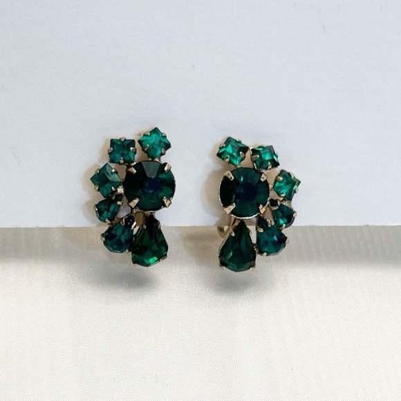 Vintage Jewelry - Beautiful Uranium Crystal Rhinestone Emerald Green Clip On Earrings Vintage